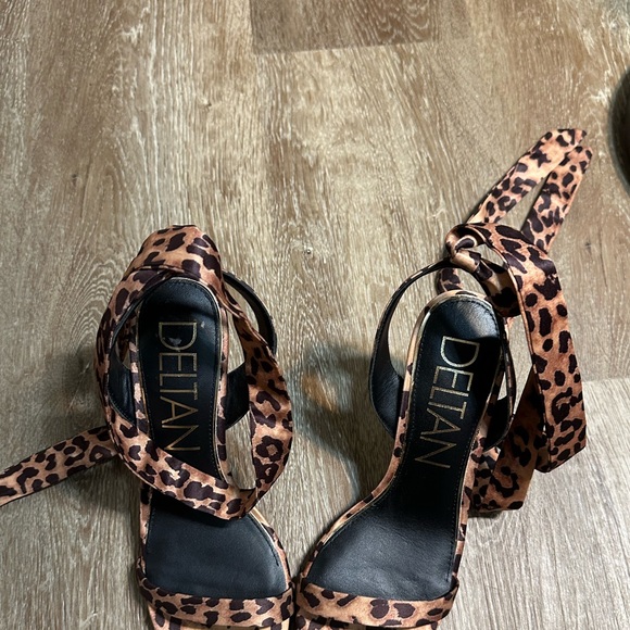 Deltan Makenna Jaguar Print Ankle Wrap
Dress Sandals women size 7.5 - Picture 12 of 17